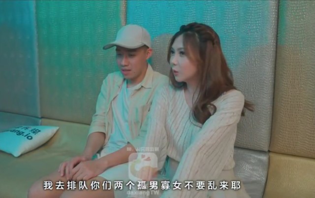 Phang luôn em tay vịn karaoke vú to tại quán